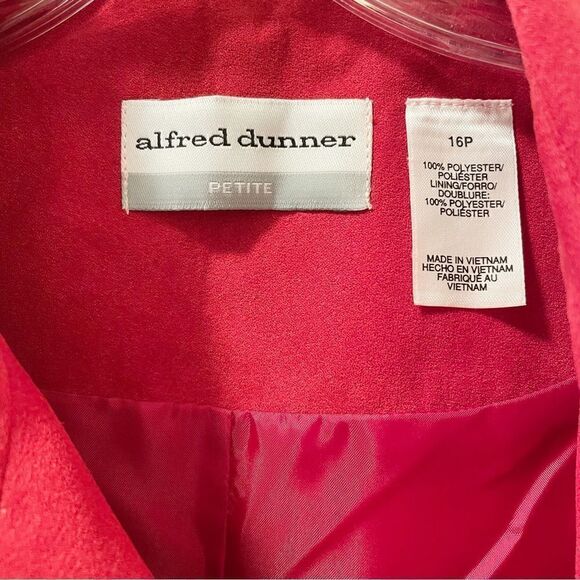 Alfred
Dunner Red Faux Suede Blazer - Size 16 P - Picture 4 of 4